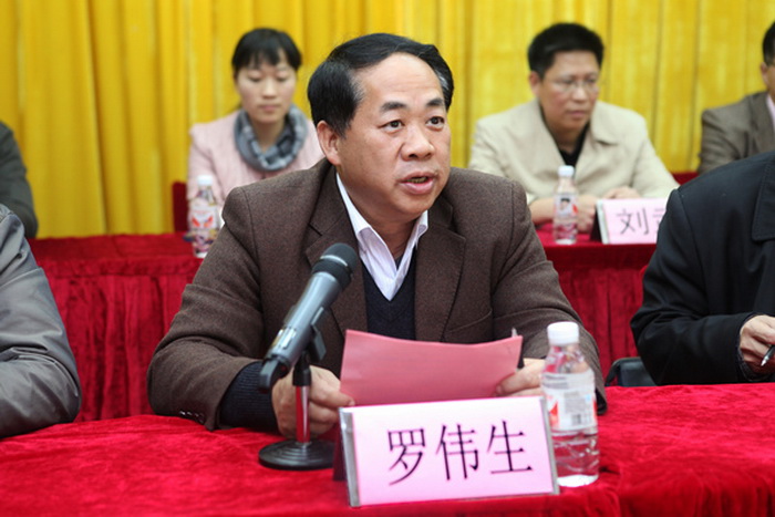 罗伟生副校长主持仪式庞宇舟副校长宣读相关文件拜师仪式扫一扫 手机