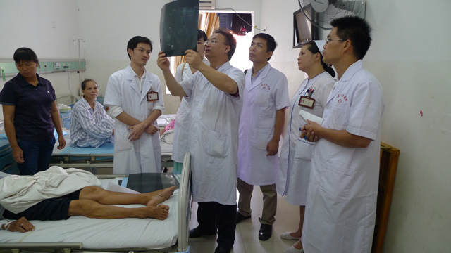 骨伤科周学龙教授在义诊查房中妇科陈文英主任在义诊查房中中医内科