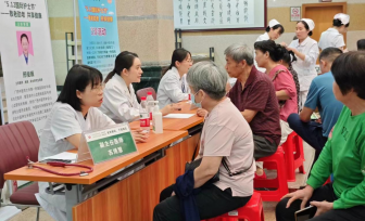 “敬老助老  共享健康” ——  医院老年病科、干部病区在广西老年大学园湖校区开展关爱老年人义诊活动