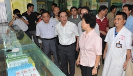 自治区党委副书记陈际瓦视察我院东葛社区卫生服务中心