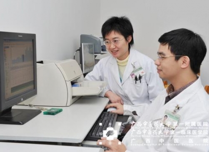 医生分析动态心电图检查结果