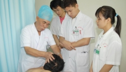 壮医特色疗法引来了《健报》记者