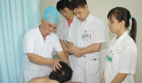 壮医特色疗法引来了《健报》记者