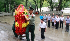 朱华书记率队到东兰县开展党的群众路线教育实践活动