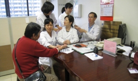 2015.11.13李美康在黄氏壮医针灸流派二级传承站广州站交流工作