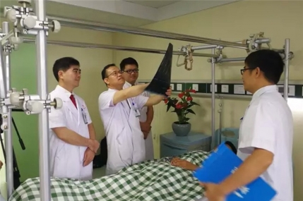 【广中医名医荟】腰腿疼痛闹心，妙手不负重托——脊柱外科专家覃海飚