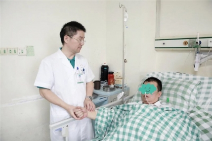 【广中医名医荟】常怀悲悯之心，追求德艺双馨——脑病科专家胡跃强