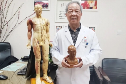 全国名中医黄鼎坚｜银针轻舞写春秋 矢志岐黄泽苍生