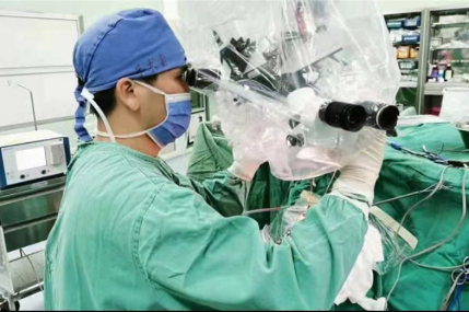 【广中医名医荟】显微下探秘脑海深处，刀尖游走守护“生命中枢”——神经外科专家黄毅