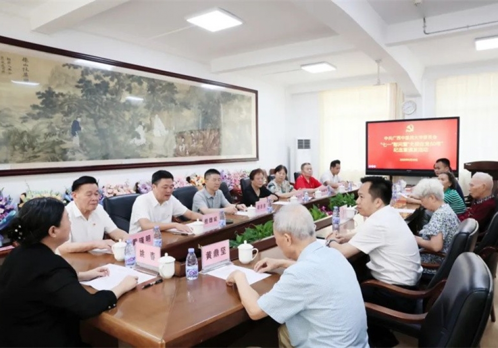 学校党委副书记、校长姚春到白菜网娱乐白菜网址大全[亚洲]全站最新版开展“七一”慰问暨“光荣在党50年”纪念章颁发活动