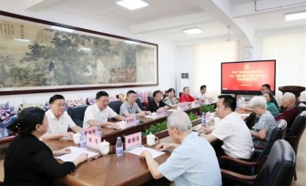 学校党委副书记、校长姚春到我院开展“七一”慰问暨“光荣在党50年”纪念章颁发活动