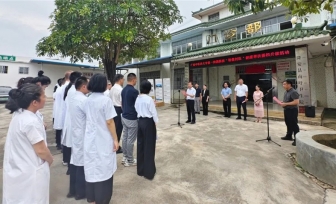 学校党委书记莫锦荣带队到隆安县南圩镇卫生院开展“轮值村医”健康帮扶提档升级活动
