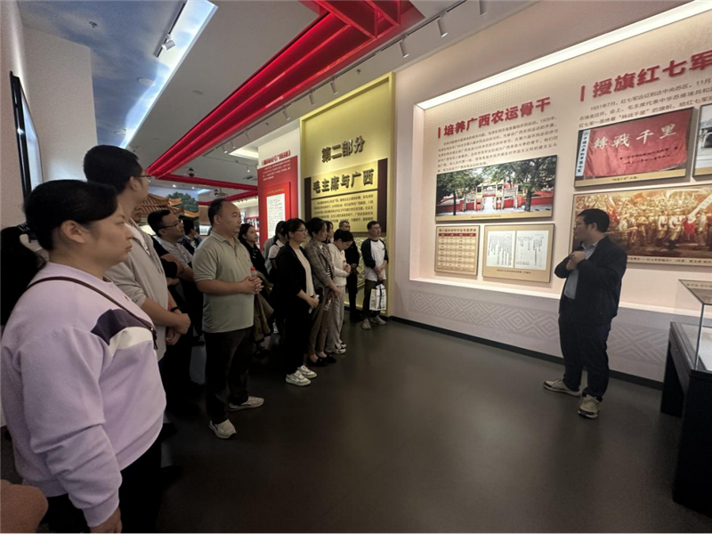 参观毛主席接见广西各族人民纪念馆