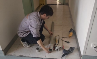 【为医办实事】寒冬之中送温暖——医院后勤部开展病房热水管道更换工作