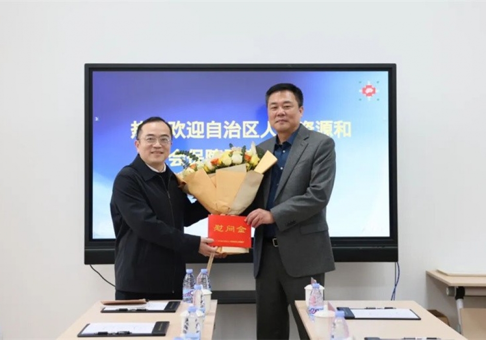 自治区人力资源社会保障厅领导慰问我院桂雄斌教授