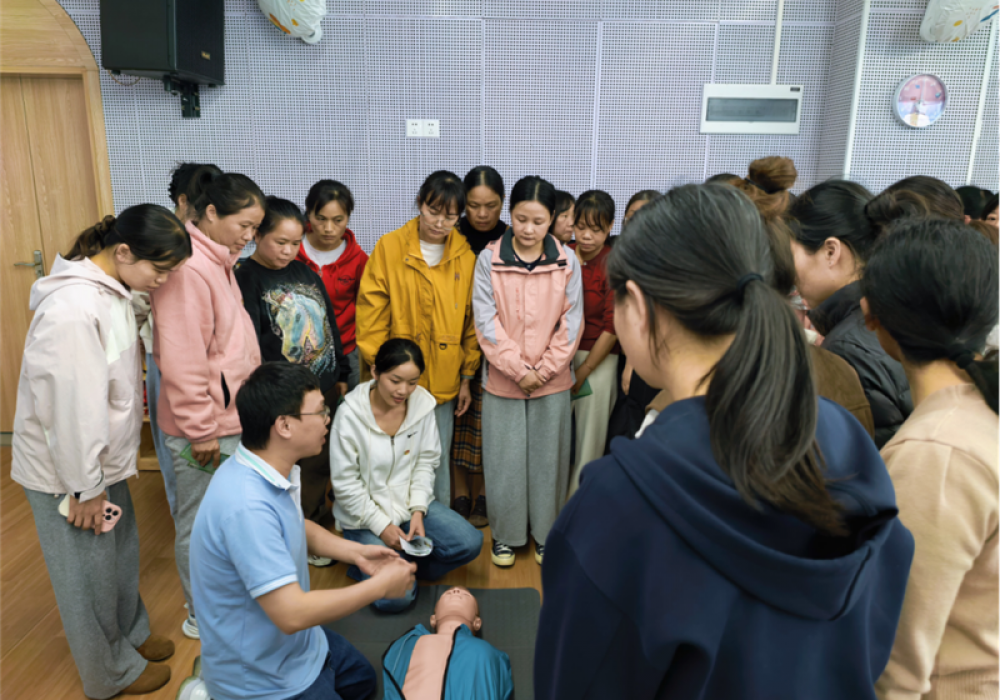 医院门急诊党总支第二党支部与南宁市林里桥中段幼儿园开展“党建引领护成长，急救知识进校园”结对共建主题党日活动