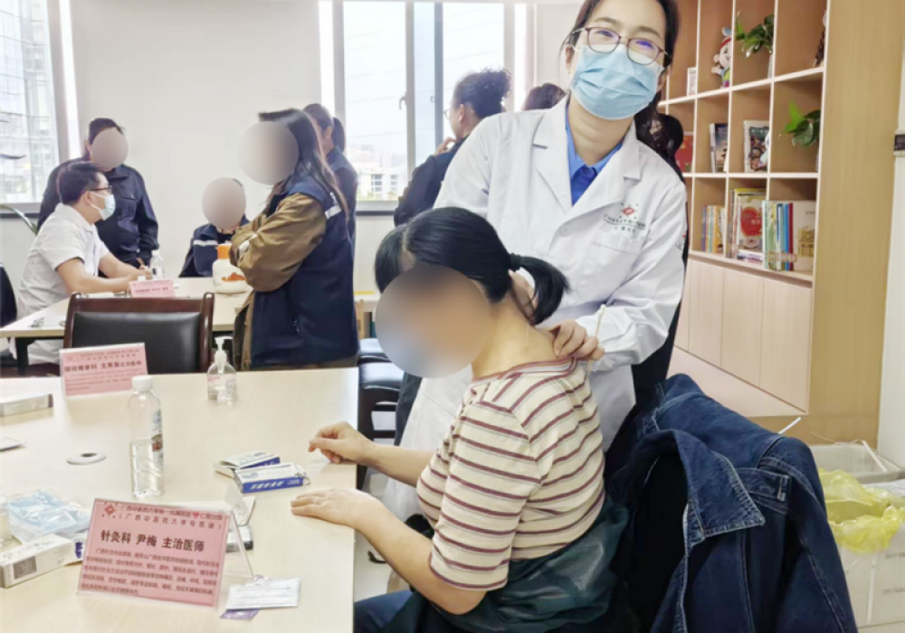 “致敬芳华 共赴美好”——仁爱分院健康义诊走进广西公安厅证件制作中心