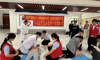 医院门急诊党总支第二党支部与广西中医药大学教学教辅机构党委教学实验实训中心党支部开展“党建引领聚合力，急救技能护校园”学雷锋主题党日活动