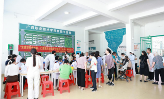 党建联建暖人心，中医药文化点亮校园健康守护力——仁爱分院党总支开展“党建引领健康行·校医共建践初心”义诊活动