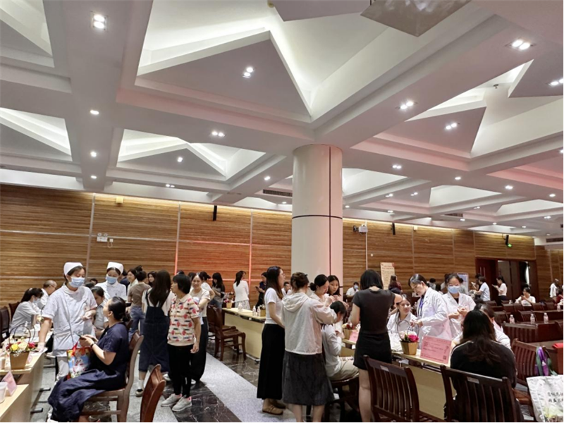 第一附属医院仁爱分院党总支与广西南宁高新建筑安装工程有限责任公司党支部联合开展党建联建义诊活动