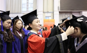 长河星光照前路 医海泛舟扬新帆——学院领导为毕业生拨穗颁证